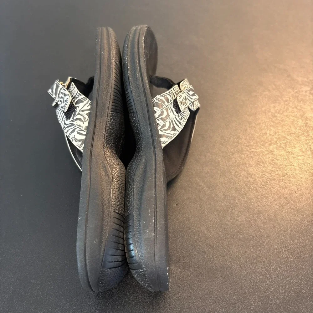 Clarks Cloudsteppers Flip Flops Womens sz 9M Black White Zebra Comfort summer